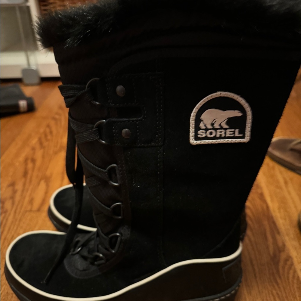 Black snow boots